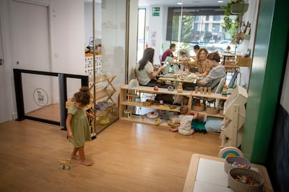 Vista del interior de La Tribu Kids & Coffee desde el área infantil.