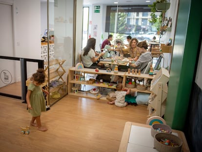 Vista del interior de La Tribu Kids & Coffee desde el área infantil.