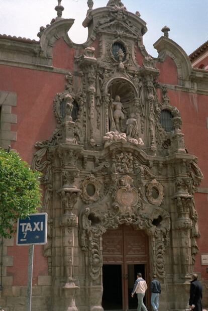 Fachada principal del museo, obra de Pedro de Ribera.