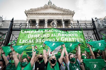 Mobilização em frente ao Congresso argentino a favor da legalização do direito ao aborto, em novembro.