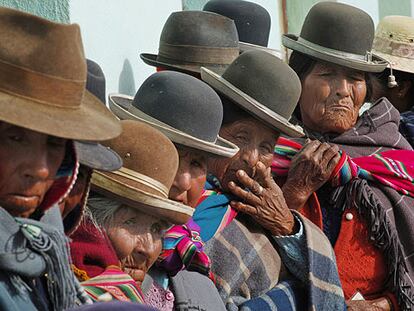 Mujeres indígenas de la tribu aymará aguardan su turno para votar en Ajllata, a 130 kilómetros de La Paz.