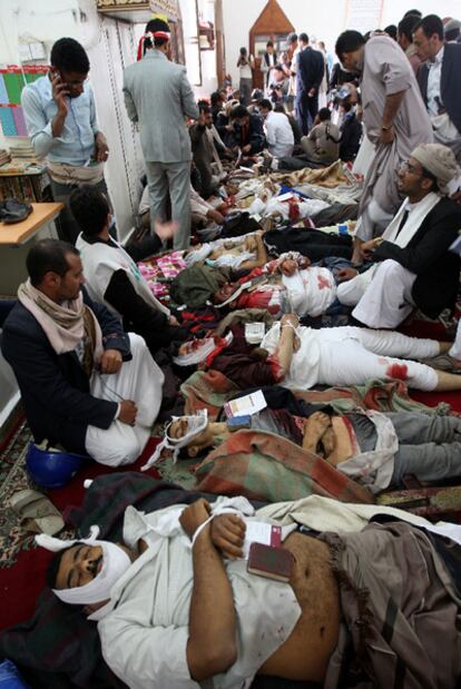 Médicos y voluntarios preparan los cadáveres de los manifestantes en Saná.