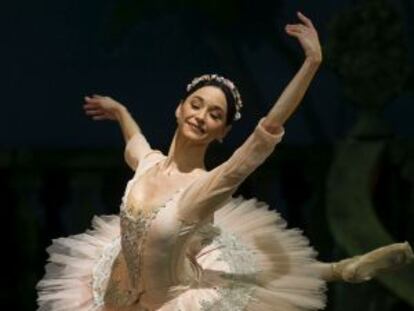 La bailarina Lucía Lacarra en una actuación en el Teatro de la Maestranza, en Sevilla.