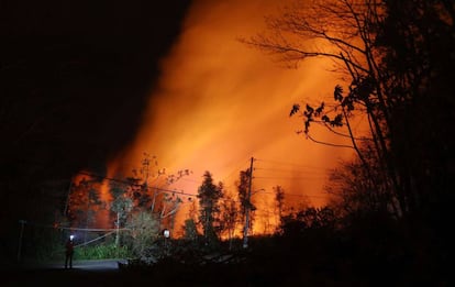 Un geólogo supervisa el recorrido de la lava del volcán Kilauea en Hawái, el 16 de mayo de 2018.