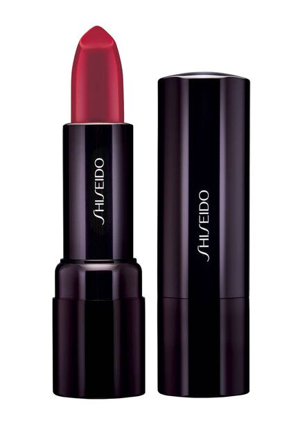 Intensidad e hidratación en la barra de labios Perfect Rouge de Shiseido. El color se ve nítido y se adapta a la perfección al labio, permaneciendo en él todo el día impecable. Pero además su textura es rica e hidratante. Cuesta 26,90 euros y está disponible en una veintena de tonos, desde los rojos más vivos a otros más suaves.