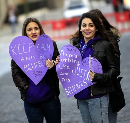 Mensajes con forma de corazón para el cantante Justin Bieber que actua en Madrid.