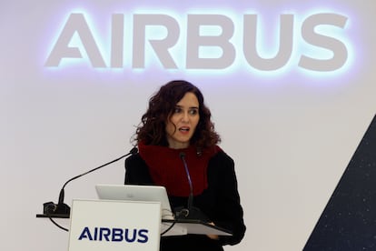 La presidenta de la Comunidad de Madrid, Isabel Díaz Ayuso, interviene durante una visita este miércoles a las instalaciones de la empresa Airbus, en Getafe.