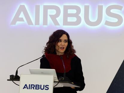 La presidenta de la Comunidad de Madrid, Isabel Díaz Ayuso, interviene durante una visita este miércoles a las instalaciones de la empresa Airbus, en Getafe.