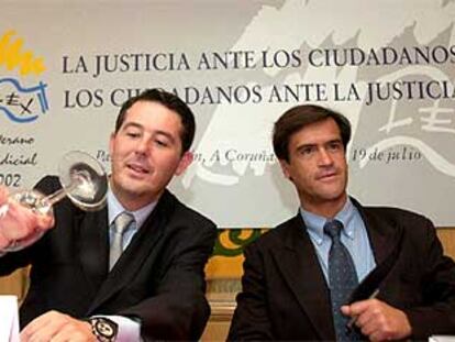 José María Michavila, ministro de Justicia, y el socialista Juan Fernando López Aguilar, en rueda de prensa.
