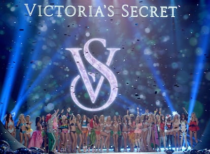 Un grupo de modelos posa al cierre de la Pasarela Victoria's Secret 2012 hoy, miércoles 7 de noviembre de 2012
