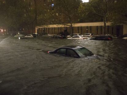 Un coche sumergido por la crecida en la calle 14 de Manhattan el lunes.