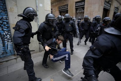 Los Mossos retienen a un hombre que intentaba detener un desahucio en el Raval.