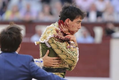 El diestro Jiménez Fortes, tras sufrir una cornada en el cuello en la faena de su segundo toro, ayer en Las Ventas.