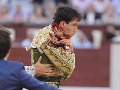 El diestro Jim&eacute;nez Fortes, tras sufrir una cornada en el cuello en la faena de su segundo toro, ayer en Las Ventas. 