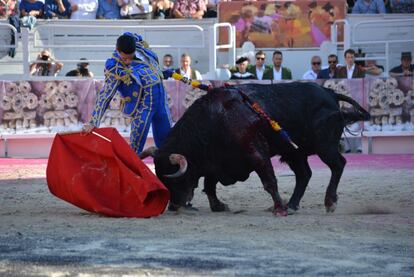 Alejandro Talavante muletea con la derecha a uno de sus toros.