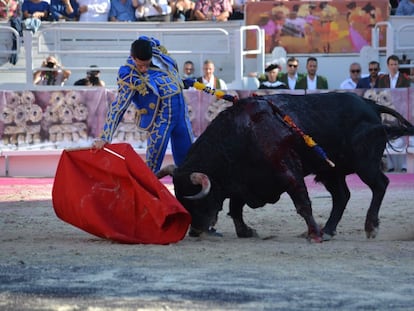 Alejandro Talavante muletea con la derecha a uno de sus toros.