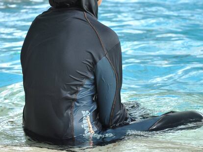 Una joven musulmana en burkini al borde de una piscina en Westbad en Friburgo.