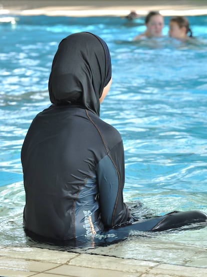 Una joven musulmana en burkini al borde de una piscina en Westbad en Friburgo.