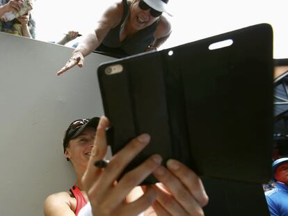 La tenista croata Mirjana Lucic-Baroni se toma un selfi con una seguidora tras haber ganado la final individual femenina contra la estadounidense Jennifer Brady, el 23 de enero de 2017 en Melbourne (Australia).