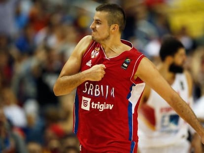 Nemanja Bjelica celebra una canasta.