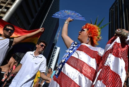 Participante veste a bandeira dos EUA da 18ª edição da Parada Gay em São Paulo, neste domingo.