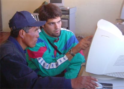 Un estudiante comparte ordenador con un profesor durante el proyecto en tierras bolivianas.