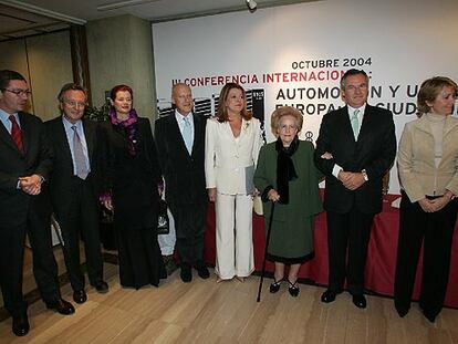 De izquierda a derecha, Alberto Ruiz-Gallardón, Rafael Moneo, Elena Ochoa, Norman Foster, Mariluz Barreiros, María Dorinda Ramos (viuda de Eduardo Barreiros), José Manuel Martínez y Esperanza Aguirre, ayer en la inauguración de la III Conferencia Internacional sobre Automoción y Urbanismo.