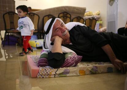 Un hombre iraquí cristiano, natural de Hamdania, descansa sobre una colchoneta en una de las salas habilitadas como refugio en la iglesia de Ainkawa.