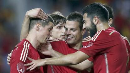 Azpilicueta y Albiol felicitan a Torres por su gol a Bolivia.