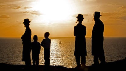 Judíos ultraortodoxos rezan frente al mar Mediterráneo cerca de Tel Aviv.