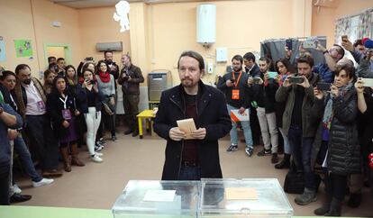 El líder de Unidas Podemos Pablo Iglesias deposita su voto en la localidad madrileña de Galapagar, hoy.