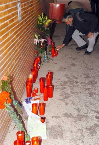 Estación de El Pozo a primera hora de la mañana. El único signo que evidenciaba el luto por el 11-M eran unas cuantas velas y ramos de flores, muestras de solidaridad que han ido aumentando según avanzaba el día. En esa estación murieron 67 personas y 200 resultaron heridas.