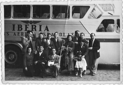 Un grupo de emigrantes aragoneses posa en Barajas poco antes de coger un avión a Canadá.