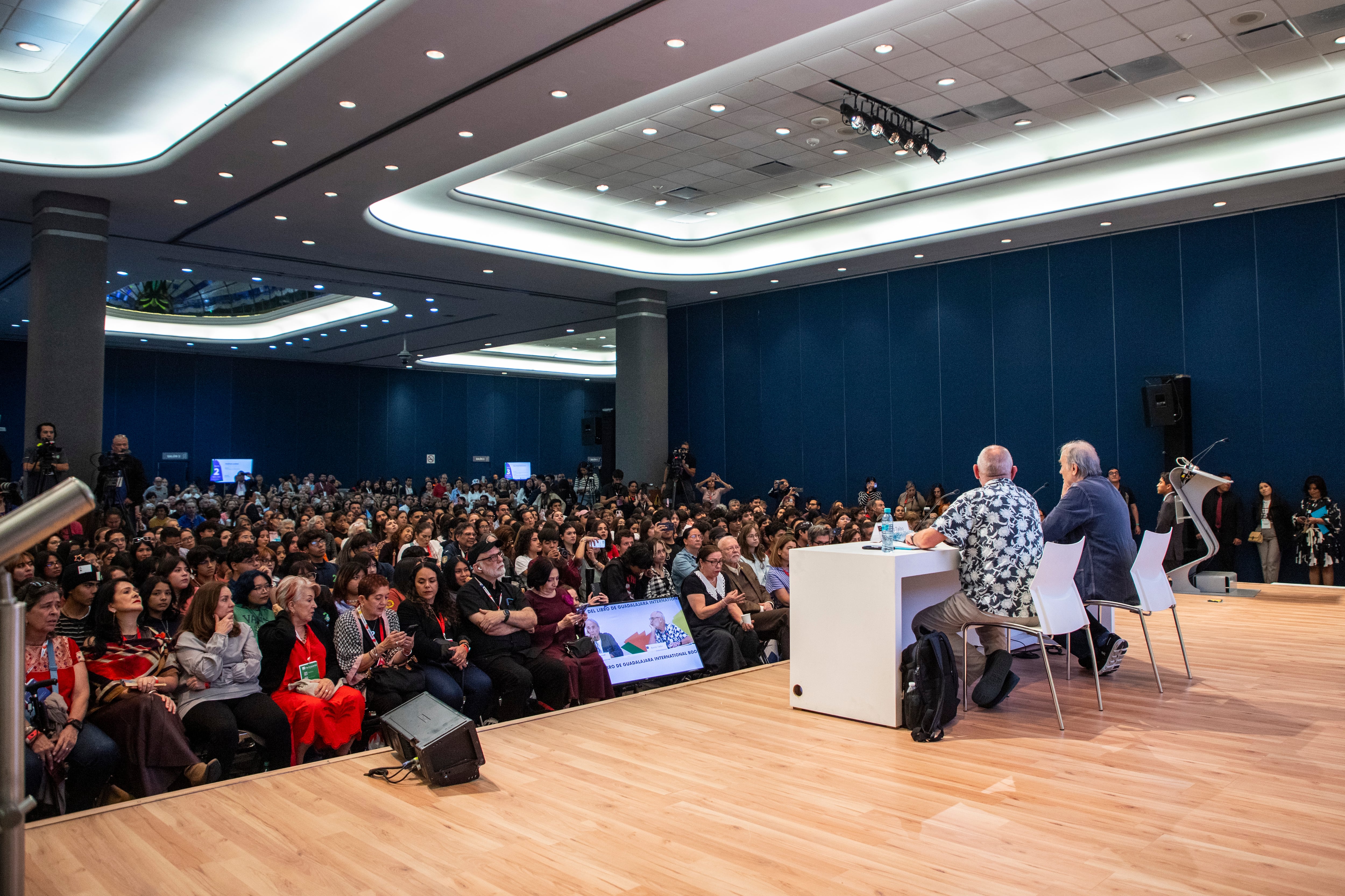 Joan Manuel Serrat, en un encuentro con jóvenes en la pasada FIL de Guadalajara, en diciembre de 2025.