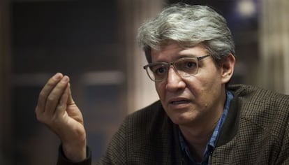 El escritor Emiliano Monge durante una entrevista con EL PAÍS en Guadalajara (México).