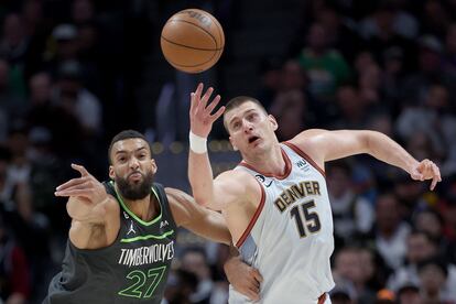 El francés Rudy Gobert lucha por el balón contra Nikola Jokic.