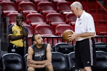 "Manu es uno de los competidores y ganadores más grandes de todos los tiempos", le elogió su ahora exentrenador, Gregg Popovich (derecha), a quien escucha durante un entrenamiento el 3 de junio de 2013. Los elogios de sus compañeros, amigos y admiradores no han dejado de sucederse en mensajes en las redes sociales.