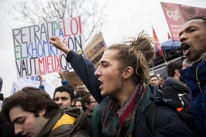 Un nutrido grupo de jóvenes protestaba este miércoles en París contra la reforma laboral de Hollande.