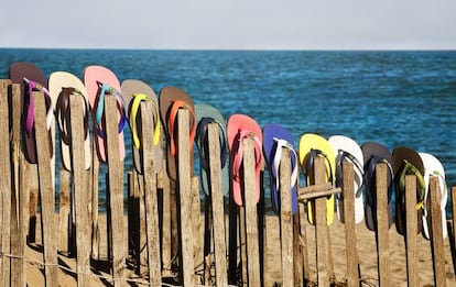 Sand&aacute;lias havaianas em uma praia.