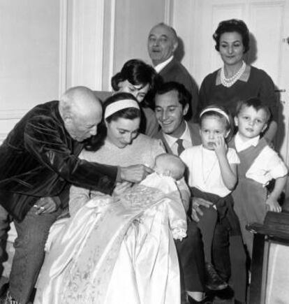 La familia Dominguín-Bosé, con Picasso en 1961, en el bautizo de Paola.