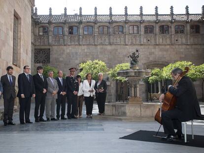 Carles Puigdemont (c), amb la delegació de l'ACVOT, encapçalada pel seu president, José Vargas Rincón, a la Generalitat.