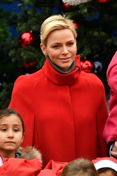 Este 2018 aún no hay imágenes de la princesa Charlene, lo que una vez más ha despertado comentarios sobre su ausencia. En la imagen, en el tradicional encendido del árbol navideño el pasado 20 de diciembre; su último acto hasta la fecha. 