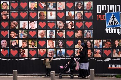 Un mural en recuerdo de los secuestrados por Hamás, el pasado 24 de febrero, en Jerusalén (Israel). 