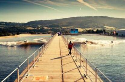 Dos surfistas en el complejo Surf Snowdonia, en Dolgarrog, Gales (Reino Unido).