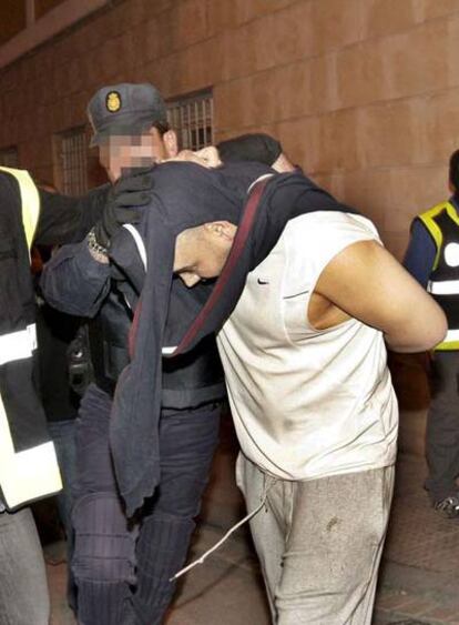 Un agente traslada a uno de los arrestados en la capital vizcaína.