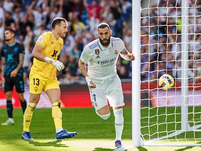 Karim Benzema celebra el primer gol al Almería.