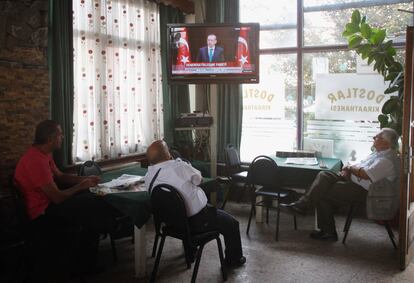 Clientes de una cafetería de Estambul siguen un discurso del presidente turco Recep Tayyip Erdogan en 2013