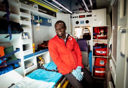 Félix Sesay, dentro de una ambulancia de Cruz Roja. El joven no puede ejercer de sanitario hasta que no le reconozcan su formación.