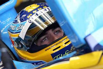 El piloto español Fernando Alonso en su coche, durante la tercera sesión de entrenamiento para el Gran Premio de San Marino en el circuto italiano de Imola.