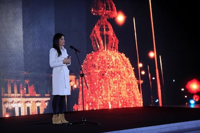 La vicealcaldesa de la capital, Begoña Villacís, pronuncia un discurso durante la ceremonia del encendido navideño de luces de la capital, este jueves en el Palacio de Cibeles de Madrid.